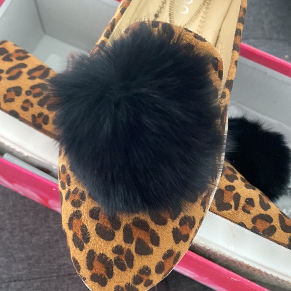 Pointed leopard fur pompom flat - Picture 3 of 3